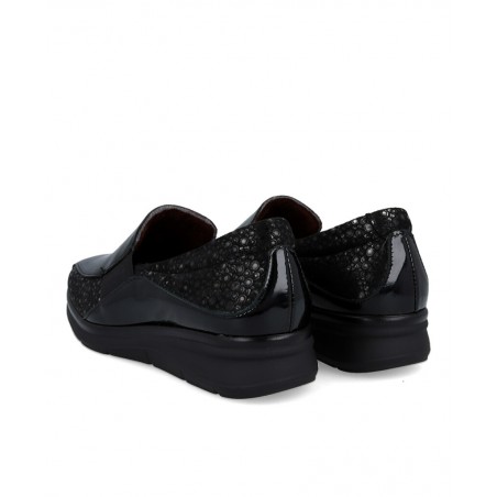 h2Mocasin casual negro con brillo Pitillos 10702 h2 pAnade un destello de elegancia diaria a tus pasos con los mocasines Pitill
