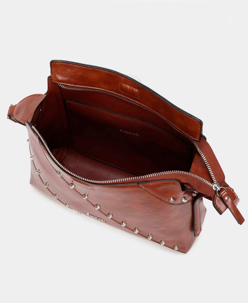 Bolso marrón con tachas Binnari Freeda 20773