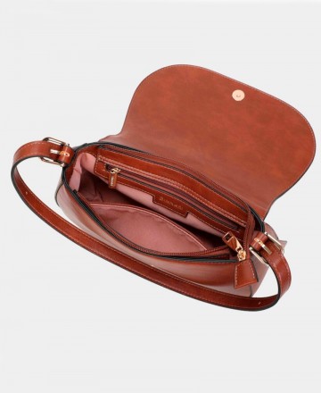 h2Bolso hombro con solapa Binnari Fanny 20741 h2 pEl Bolso Binnari Fanny 20741 en color cuero es el accesorio perfecto para com