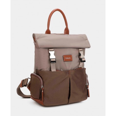 h2Mochila de mujer casual Binnari 20851 h2 pLa Mochila Binnari Louise 20851 en color taupe es el accesorio perfecto para tus di