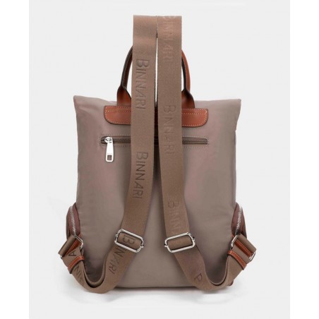 h2Mochila de mujer casual Binnari 20851 h2 pLa Mochila Binnari Louise 20851 en color taupe es el accesorio perfecto para tus di