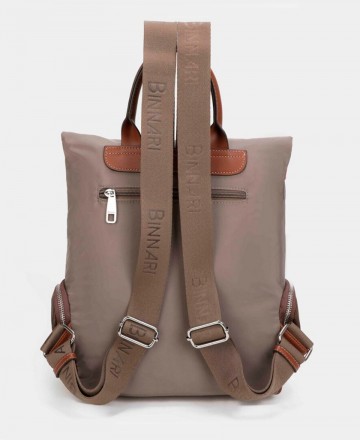 h2Mochila de mujer casual Binnari 20851 h2 pLa Mochila Binnari Louise 20851 en color taupe es el accesorio perfecto para tus di