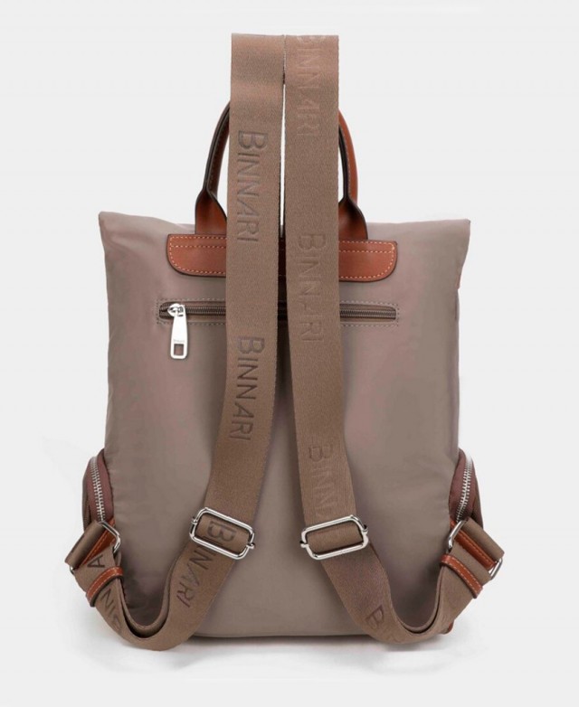 h2Mochila de mujer casual Binnari 20851 h2 pLa Mochila Binnari Louise 20851 en color taupe es el accesorio perfecto para tus di h2Mochila de mujer casual Binnari 20851 h2 pLa Mochila Binnari Louise 20851 en color taupe es el accesorio perfecto para tus di
