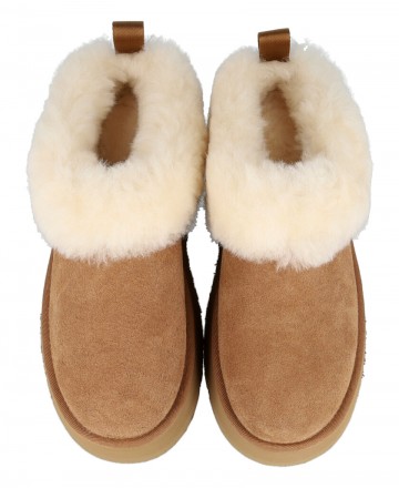 h2Zapatillas abiertas UGG W Tazzelle h2 pLas UGG W Tazzelle en color camel son la combinacion perfecta entre un diseno casual y