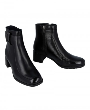 Botines con detalle de hebilla Dorking Ikia D9199
