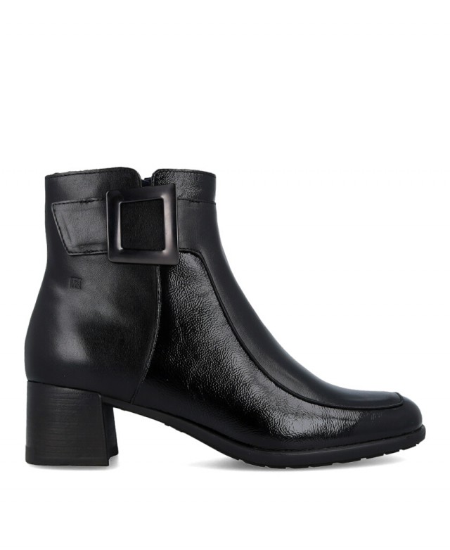 Botines con detalle de hebilla Dorking Ikia D9199