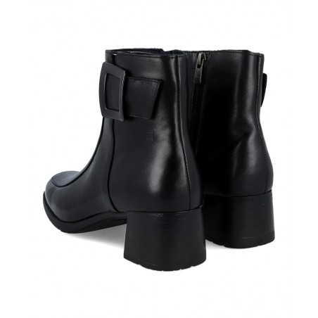 Botines con detalle de hebilla Dorking Ikia D9199