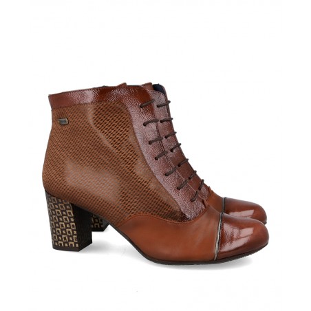 h2Botines con tacon estampado Dorking Rodin D8922 h2 pLos botines Dorking Rodin D8922 en color marron son el calzado perfecto p