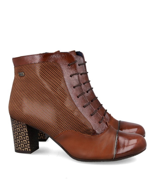 h2Botines con tacon estampado Dorking Rodin D8922 h2 pLos botines Dorking Rodin D8922 en color marron son el calzado perfecto p