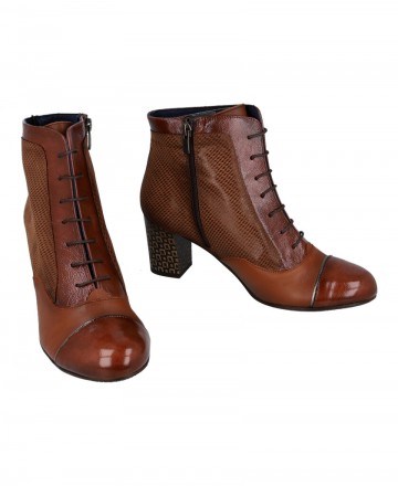 h2Botines con tacon estampado Dorking Rodin D8922 h2 pLos botines Dorking Rodin D8922 en color marron son el calzado perfecto p