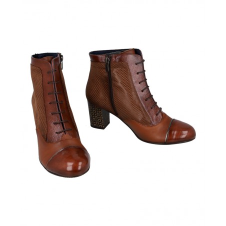 h2Botines con tacon estampado Dorking Rodin D8922 h2 pLos botines Dorking Rodin D8922 en color marron son el calzado perfecto p