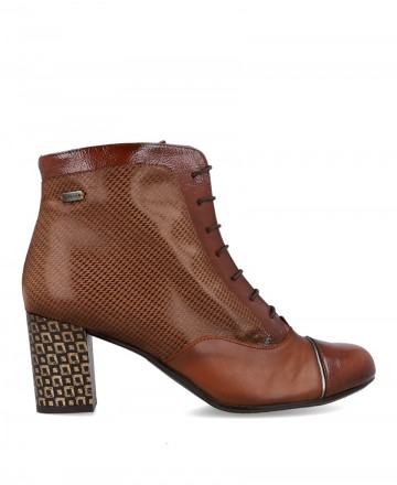 h2Botines con tacon estampado Dorking Rodin D8922 h2 pLos botines Dorking Rodin D8922 en color marron son el calzado perfecto p