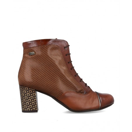 h2Botines con tacon estampado Dorking Rodin D8922 h2 pLos botines Dorking Rodin D8922 en color marron son el calzado perfecto p