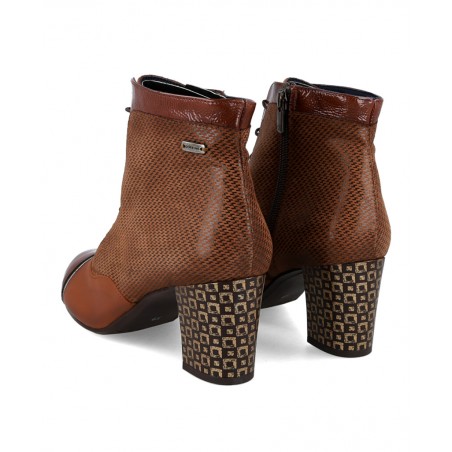 h2Botines con tacon estampado Dorking Rodin D8922 h2 pLos botines Dorking Rodin D8922 en color marron son el calzado perfecto p