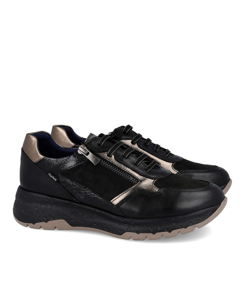 h2Zapatillas casual Fluchos Nexus F2308 h2 pLas zapatillas Fluchos Nexus F2308 en color negro con detalles dorados son la combi