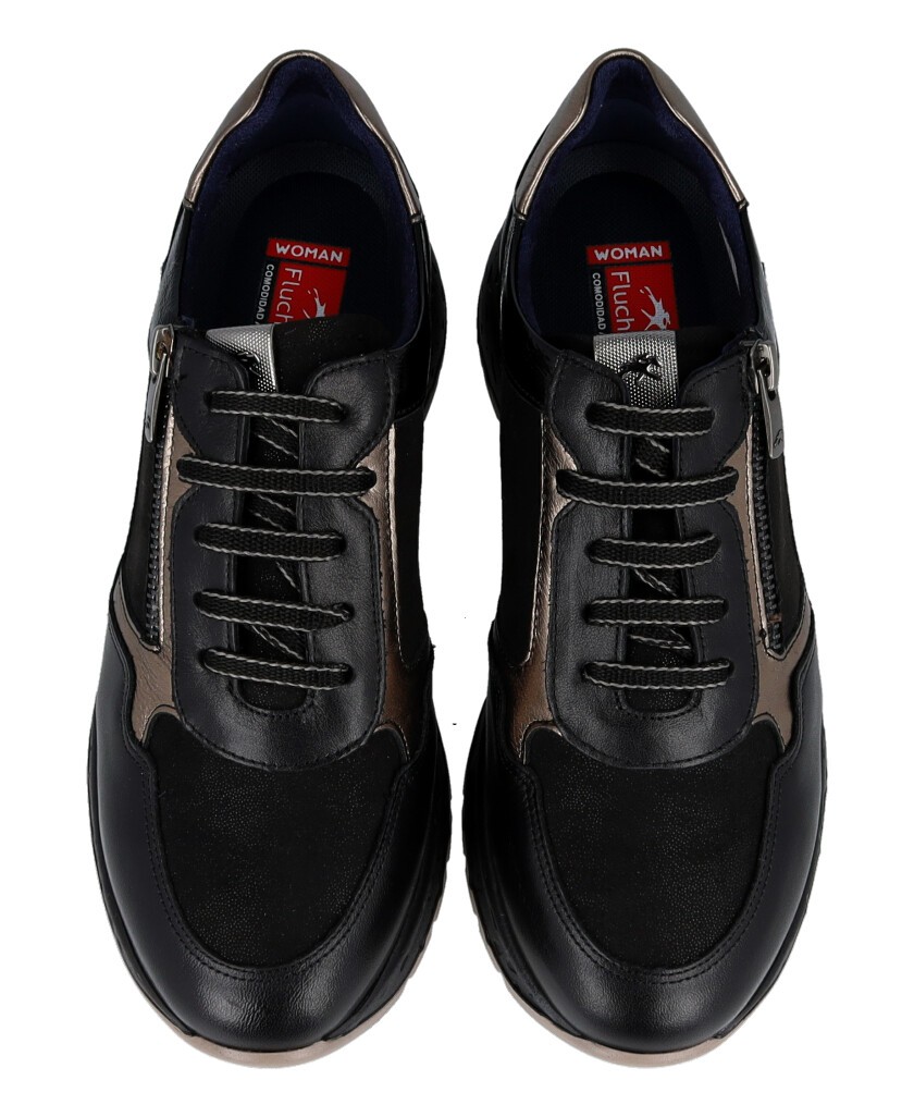 h2Zapatillas casual Fluchos Nexus F2308 h2 pLas zapatillas Fluchos Nexus F2308 en color negro con detalles dorados son la combi