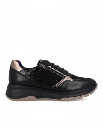 h2Zapatillas casual Fluchos Nexus F2308 h2 pLas zapatillas Fluchos Nexus F2308 en color negro con detalles dorados son la combi