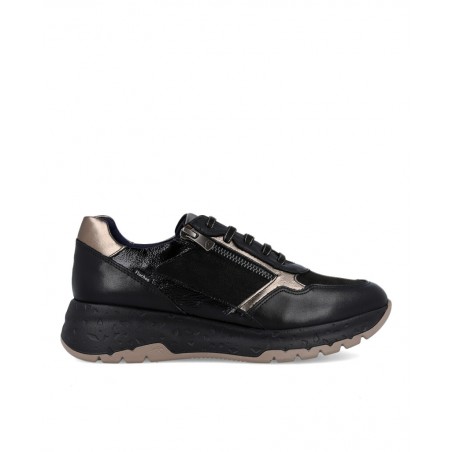 h2Zapatillas casual Fluchos Nexus F2308 h2 pLas zapatillas Fluchos Nexus F2308 en color negro con detalles dorados son la combi