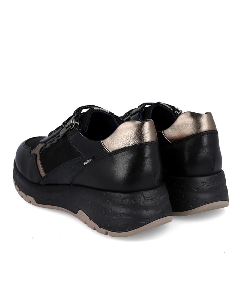 h2Zapatillas casual Fluchos Nexus F2308 h2 pLas zapatillas Fluchos Nexus F2308 en color negro con detalles dorados son la combi