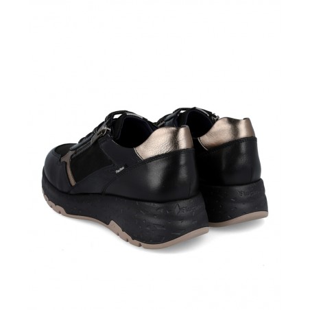 h2Zapatillas casual Fluchos Nexus F2308 h2 pLas zapatillas Fluchos Nexus F2308 en color negro con detalles dorados son la combi