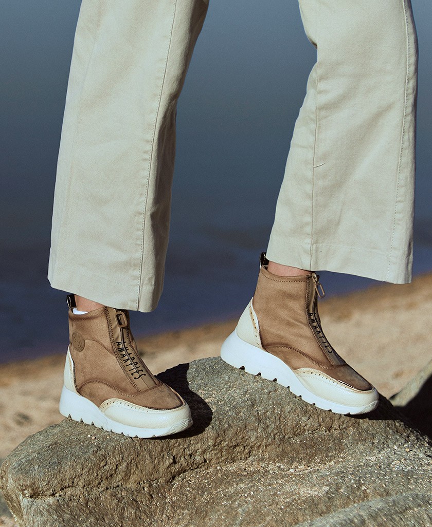 Botín casual con cuña color beige Amarpies 29419