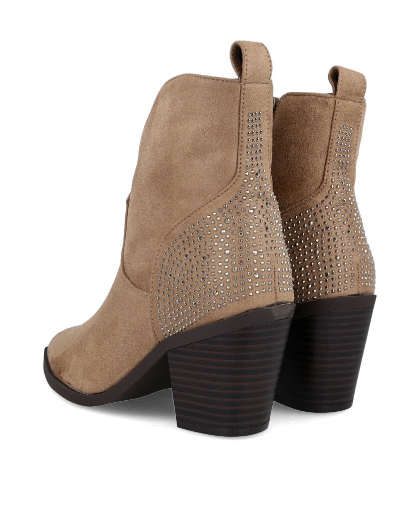 h2Botines Cowboy con tachuelas Dangela 29149 h2 pAtrevete a lucir un estilo unico con los botines cowboy Dangela 29149 Estos bo