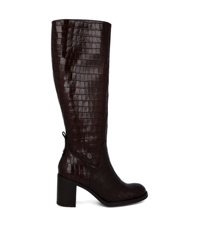 h2Botas cana alta Wonders Remache 11 I 9211 h2 pEleva tu estilo con las botas de cana alta Wonders Remache 11 I 9211 En un cali