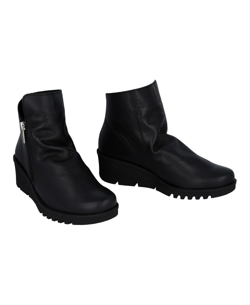 Tambi Mia 10 black wedge ankle boots