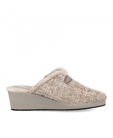 h2Zapatillas para estar por casa Garzon 175591 h2 pLas zapatillas de casa Garzon taupe para mujer son la solucion ideal para qu