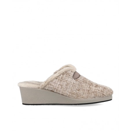 h2Zapatillas para estar por casa Garzon 175591 h2 pLas zapatillas de casa Garzon taupe para mujer son la solucion ideal para qu