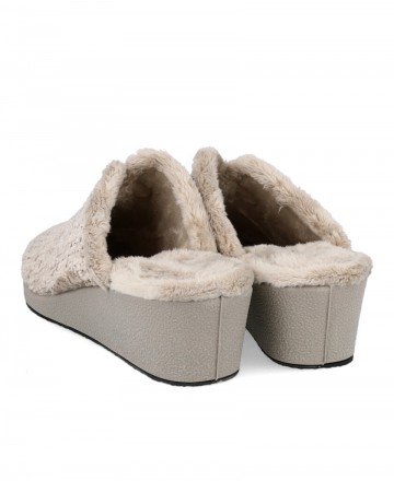 h2Zapatillas para estar por casa Garzon 175591 h2 pLas zapatillas de casa Garzon taupe para mujer son la solucion ideal para qu