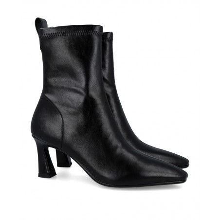 h2Botines de tacon geometrico Catchalot Elaya h2 pLos Botines Catchalot Elaya en negro son la pieza clave para elevar cualquier