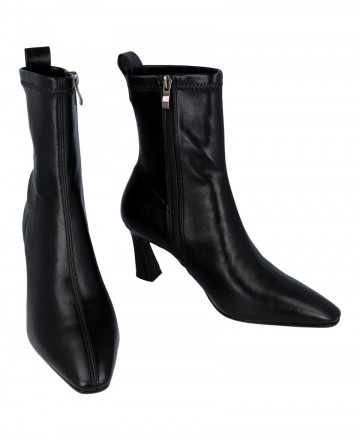 h2Botines de tacon geometrico Catchalot Elaya h2 pLos Botines Catchalot Elaya en negro son la pieza clave para elevar cualquier
