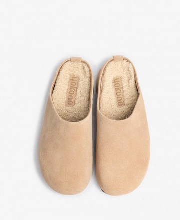 h2Zueco para mujer en color beige Yokono CHOLO 001 h2 pAsegura el bienestar de tus pies con el acogedor Zueco CHOLO 001 de YOKO
