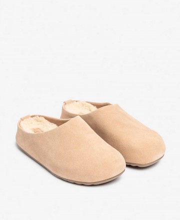h2Zueco para mujer en color beige Yokono CHOLO 001 h2 pAsegura el bienestar de tus pies con el acogedor Zueco CHOLO 001 de YOKO