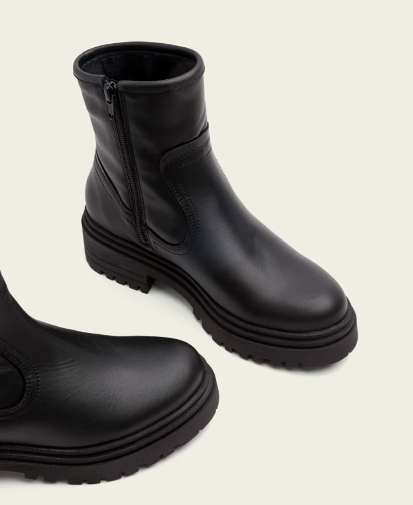 Porronet Clara 4726 black leather ankle boots