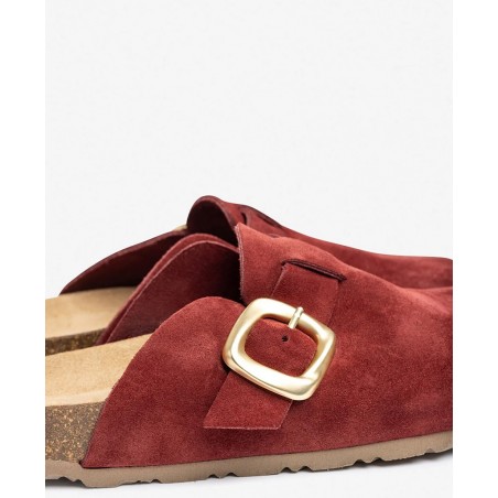 Zapato color burdeos para mujer Yokono Zueco 650