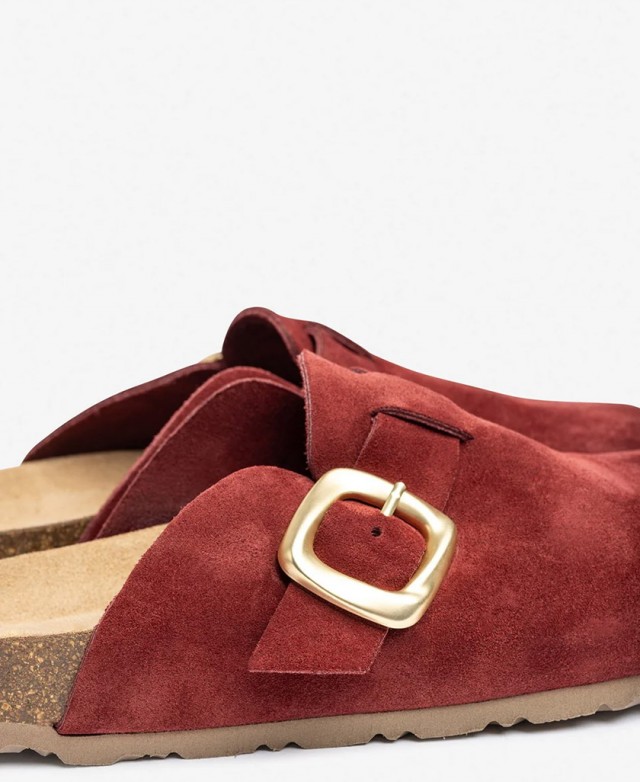 Zapato color burdeos para mujer Yokono Zueco 650