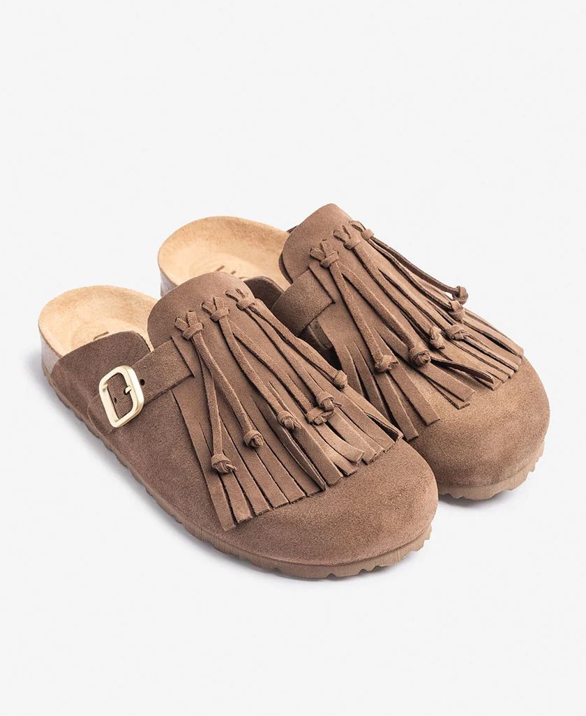 Brown shoe with fringes Yokono clog 260