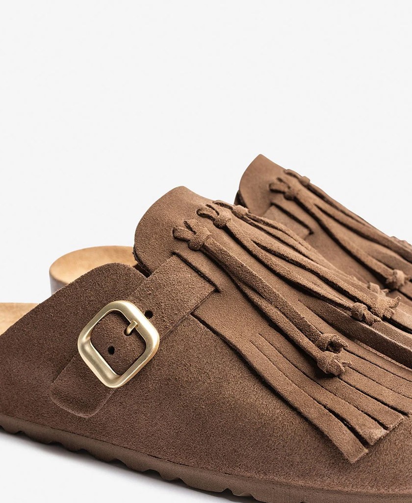 Brown shoe with fringes Yokono clog 260