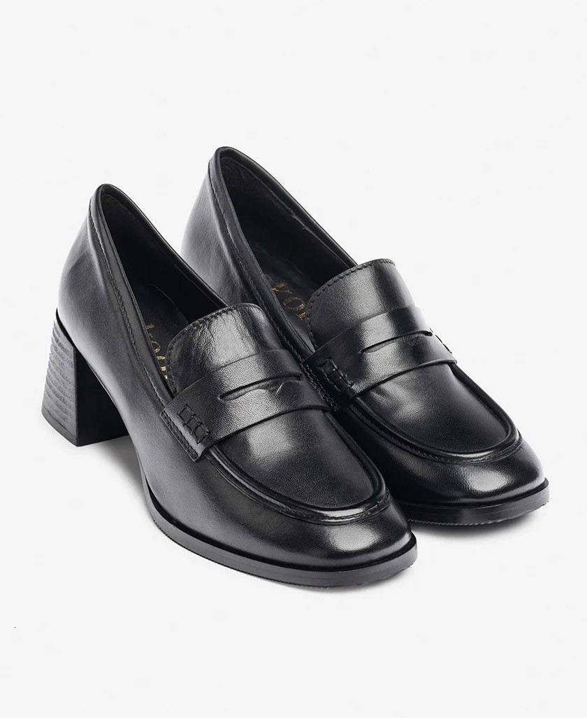 Elegant black Yokono Luna-001 loafers