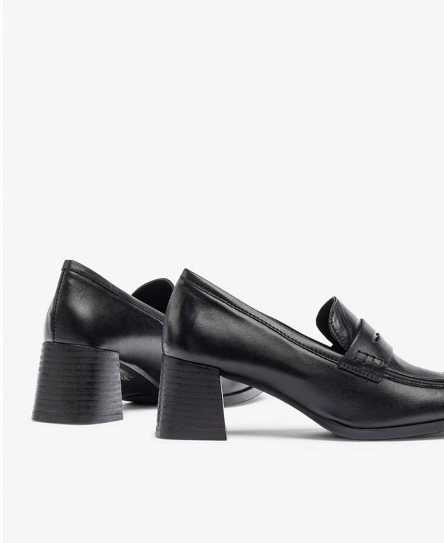 Elegant black Yokono Luna-001 loafers