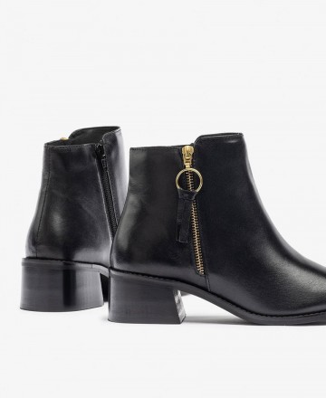 Botines para mujer en color negro Caracteristicas con cremallera tacon 5 cm zapato de estilo casual suela de goma exterior piel