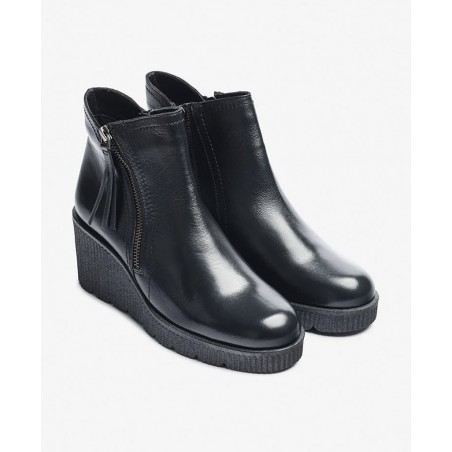 Botines para mujer en color negro Caracteristicas con cremallera tacon 5 cm zapato de estilo casual suela de goma exterior piel