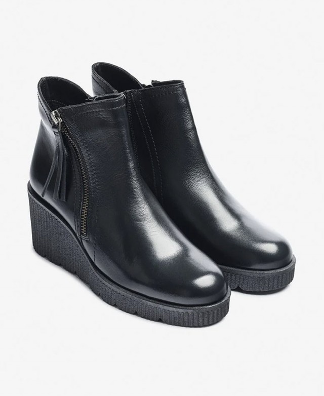 Botines para mujer en color negro Caracteristicas con cremallera tacon 5 cm zapato de estilo casual suela de goma exterior piel