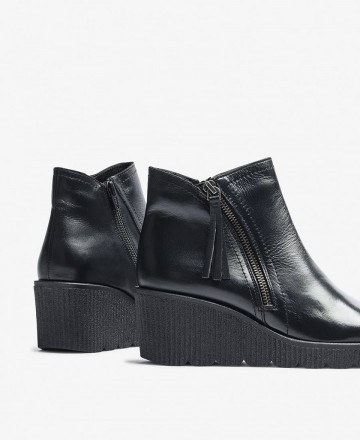 Botines para mujer en color negro Caracteristicas con cremallera tacon 5 cm zapato de estilo casual suela de goma exterior piel