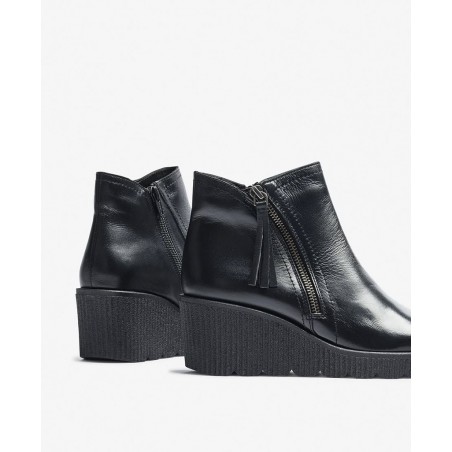 Botines para mujer en color negro Caracteristicas con cremallera tacon 5 cm zapato de estilo casual suela de goma exterior piel