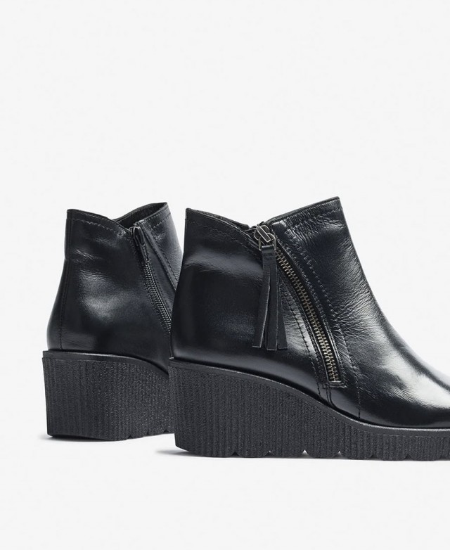 Botines para mujer en color negro Caracteristicas con cremallera tacon 5 cm zapato de estilo casual suela de goma exterior piel