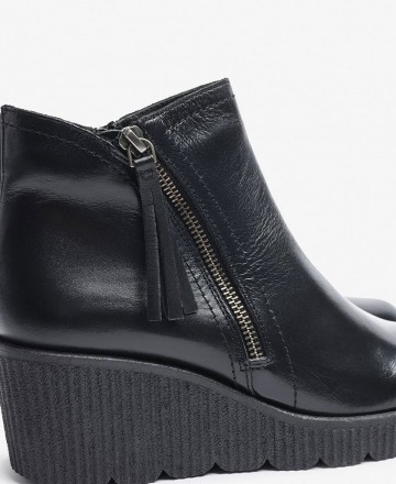 Botines para mujer en color negro Caracteristicas con cremallera tacon 5 cm zapato de estilo casual suela de goma exterior piel