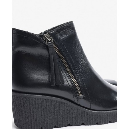 Botines para mujer en color negro Caracteristicas con cremallera tacon 5 cm zapato de estilo casual suela de goma exterior piel